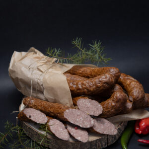 Kiełbasa Wiejska z Wołowiną – tradycyjna, wędzono-pieczona kiełbasa