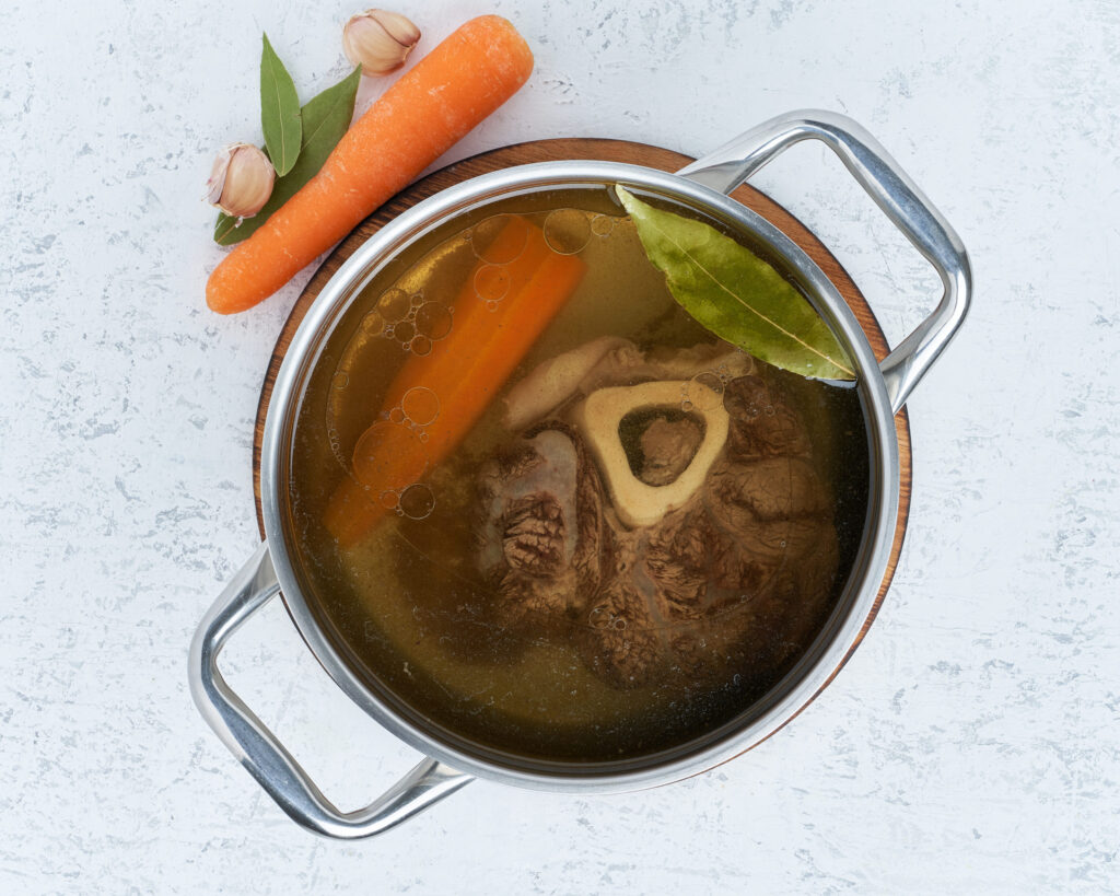 bulion z kości wołowych – garnek na wolnym ogniu